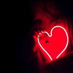 Frau mit Neonherz