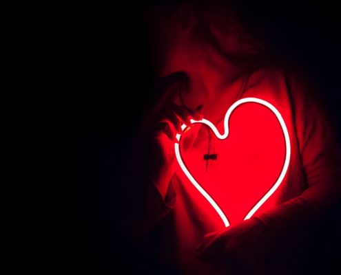Frau mit Neonherz