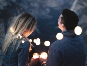 Frau und Mann abends