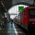 Person am Bahnhof