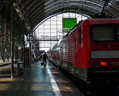 Person am Bahnhof