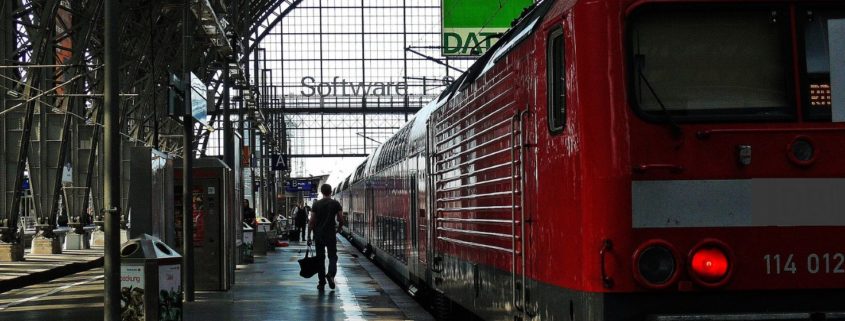 Person am Bahnhof