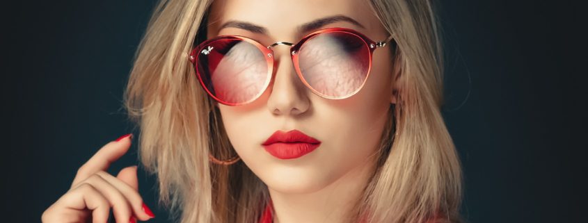 Frau mit roter Brille