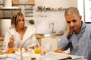 Mann und Frau am Frühstückstisch