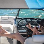 Frau auf Yacht