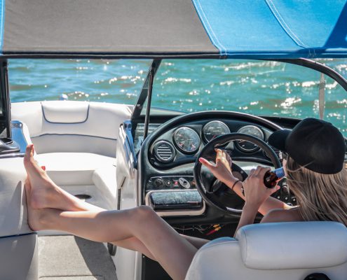 Frau auf Yacht