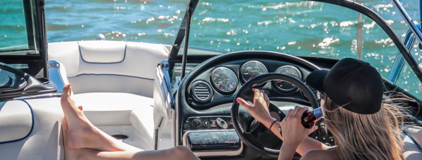 Frau auf Yacht