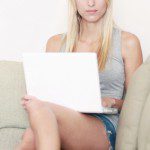Junge Frau mit Laptop