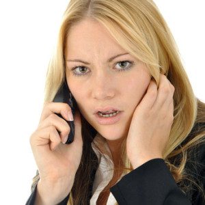 Frau zornig am Telefon