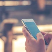 arbeit-ausrustung-beruhren-261628 Frau am Handy