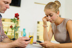 Junges Paar beschäftigt sich mit Smartphones