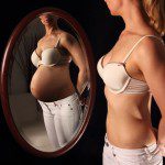 Frau mit dünnem und Schwangerschaftsbauch