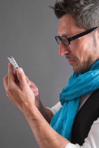 Mann liest eine Nachricht am Smartphone