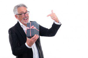mann zeigt auf geschenk