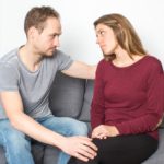 Frau lässt sich trösten