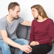 Frau lässt sich trösten