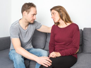 Frau lässt sich trösten