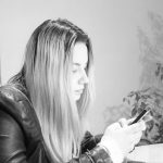 Frau schaut aufs Handy