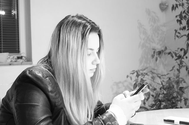 Frau schaut aufs Handy