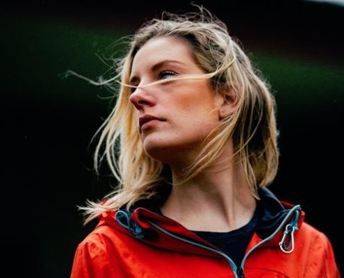 Frau in roter Jacke
