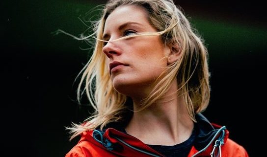 Frau in roter Jacke