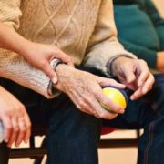 Alte Menschen fallen oft auf Heiratsschwindler rein Alte Menschen Hände