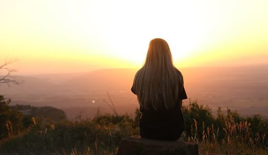 Frau im Abendrot