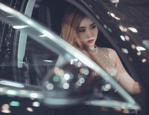 Frau sitzt traurig im Auto