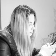Frau mit langen Haaren