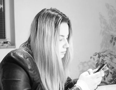 Frau mit langen Haaren
