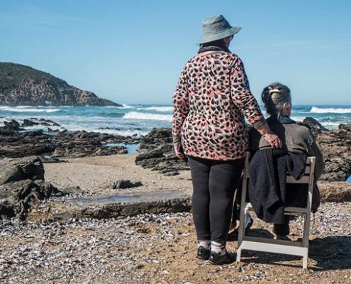 Ältere Menschen am Strand