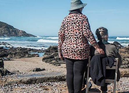 Ältere Menschen am Strand