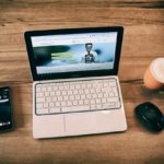 Laptop auf einem Tisch