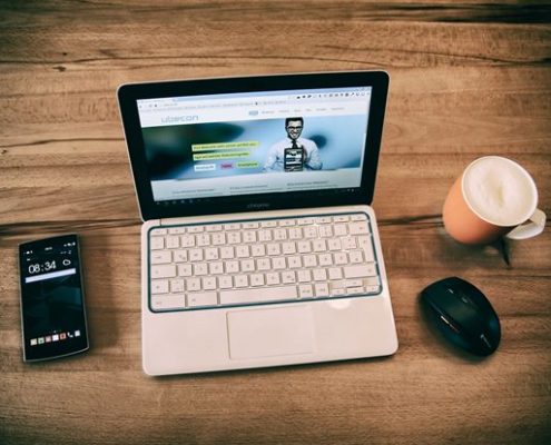 Laptop auf einem Tisch