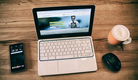 Laptop auf einem Tisch