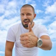 Mann reckt Daumen hoch