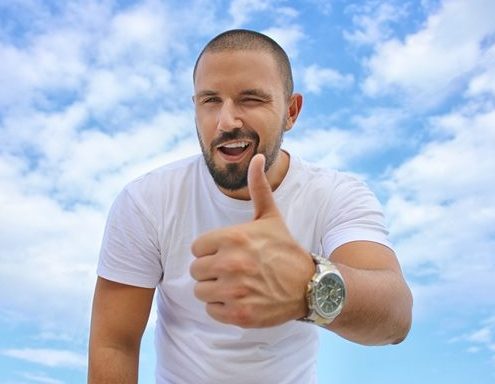 Mann reckt Daumen hoch