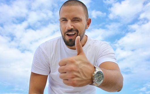 Mann reckt Daumen hoch