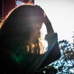 Frau streicht sich mit Hand durchs Haar