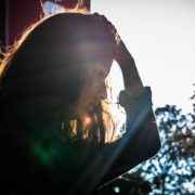 Frau streicht sich mit Hand durchs Haar