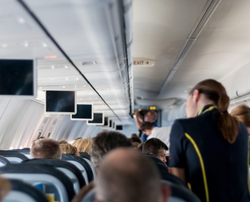 Passagiere und Stewardess