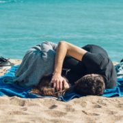beach-blanket-blue-1377067 Paar am Strand