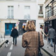 Frau auf Straße in Stadt