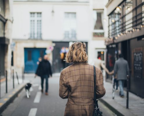 Frau auf Straße in Stadt