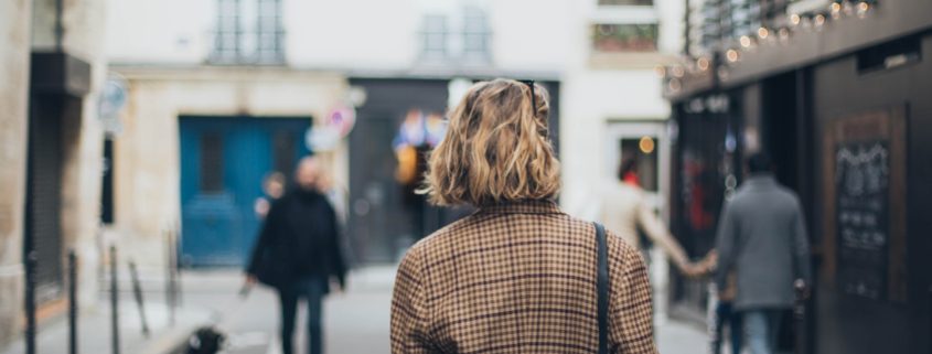Frau auf Straße in Stadt